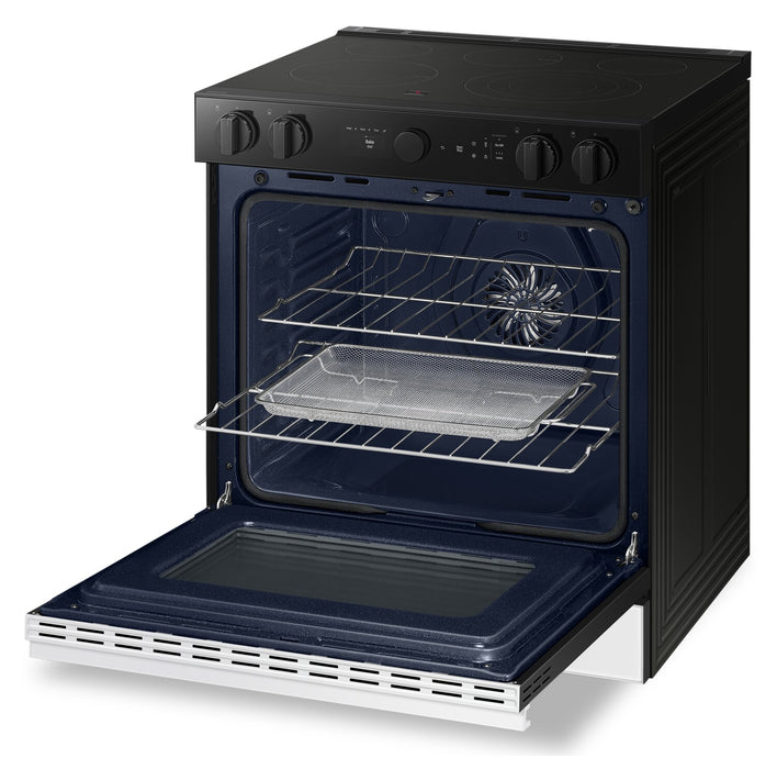 Cuisinière intelligente électrique encastrée Samsung de 6,3 pi³ avec caméra de four - verre blanc - NSE6DB870012AC