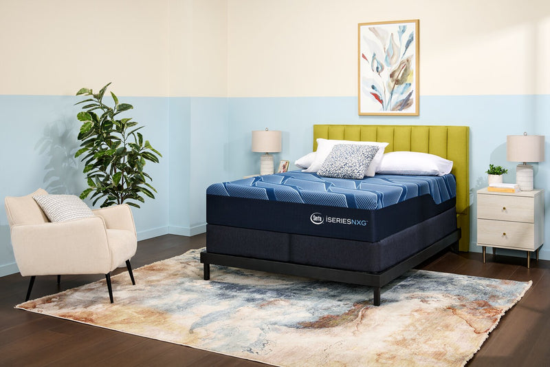Matelas luxueux moyen à plateau régulier NXG1300 iSeries de Serta pour très grand lit