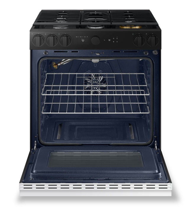 Cuisinière intelligente à gaz encastrée Samsung de 6 pi³ avec caméra de four - verre blanc - NSG6DB870012AA