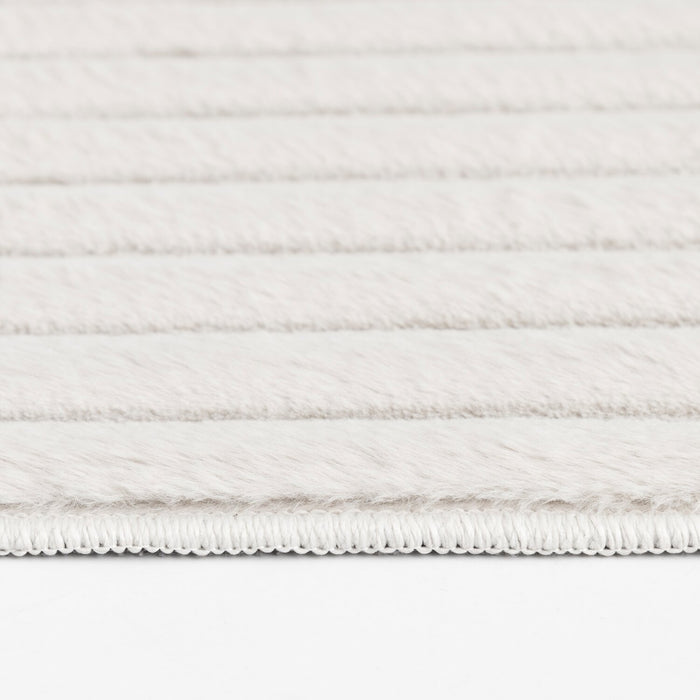 Carpette Channel en fausse fourrure ivoire avec revers en mousse à mémoire de forme - 5 pi x 7 pi