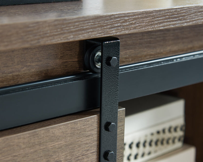 Armoire décorative Bristow de 31 po avec tablettes et porte de grange coulissante - chêne noyer