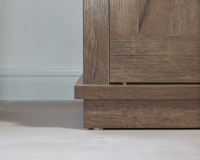 Armoire décorative Bristow de 31 po avec tablettes et porte de grange coulissante - chêne noyer