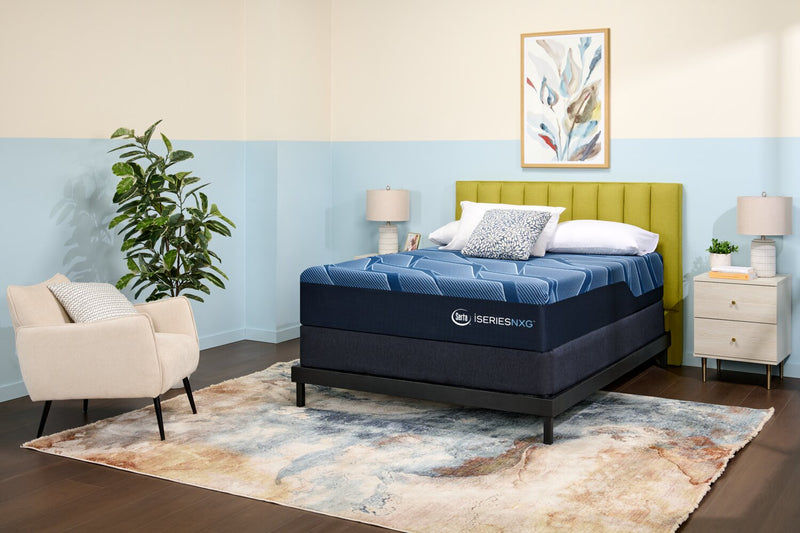 Matelas luxueux moyen à plateau régulier NXG1300 iSeries de Serta pour lit double