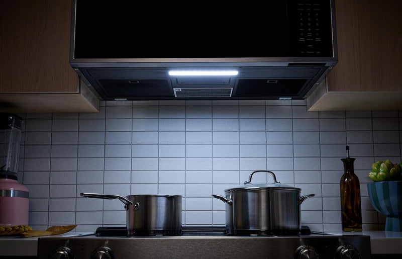 Four à micro-ondes à hotte intégrée intelligent à profil bas KitchenAid de 1,1 pi3 - acier inoxydable - YKMML550RPS