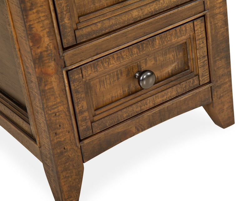 Table de fauteuil traditionnelle Hanson de 15 po en pin - muscade grillée