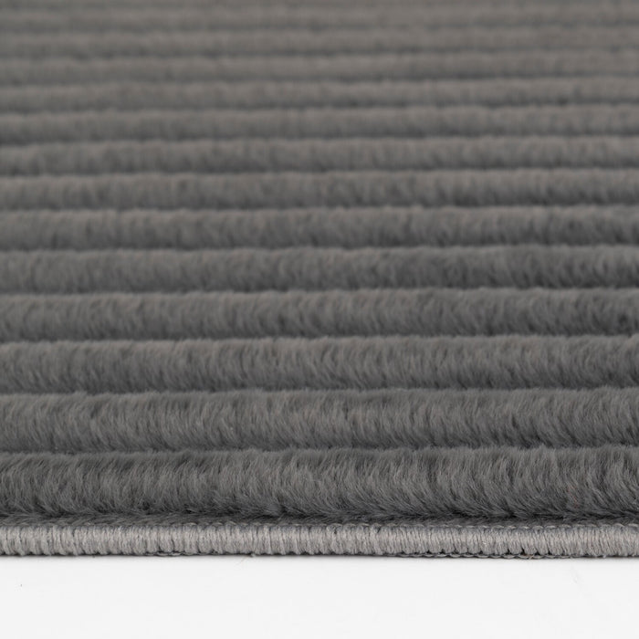 Carpette Channel en fausse fourrure gris foncé avec revers en mousse à mémoire de forme - 7 pi x 10 pi