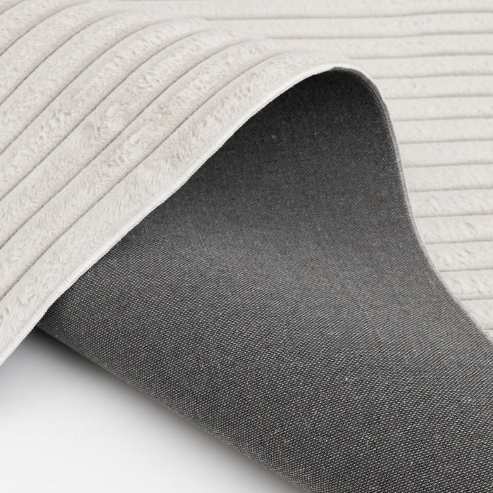 Carpette Channel en fausse fourrure ivoire avec revers en mousse à mémoire de forme - 5 pi x 7 pi