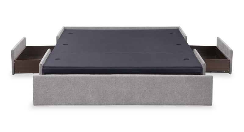 Lit de rangement Amos rembourré en tissu gris avec tête de lit à canaux et 3 tiroirs intégrés - format grand lit