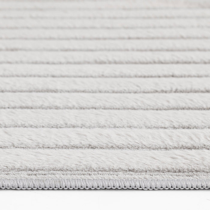 Carpette Channel en fausse fourrure gris clair avec revers en mousse à mémoire de forme - 7 pi x 10 pi