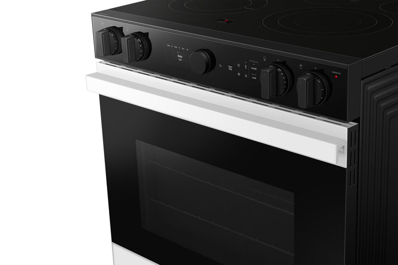 Cuisinière intelligente électrique encastrée Samsung de 6,3 pi³ avec friture à air et Air Sous Vide - verre blanc - NSE6DB850012AC