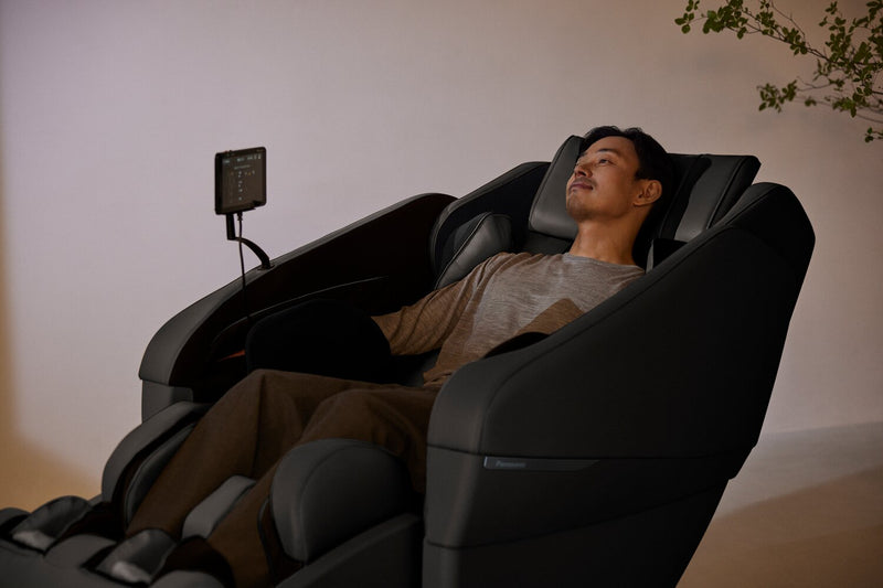 Fauteuil inclinable de massage Real Pro ULTRAMC Prestige de Panasonic de 33,5 po en cuir synthétique de qualité supérieure - noir