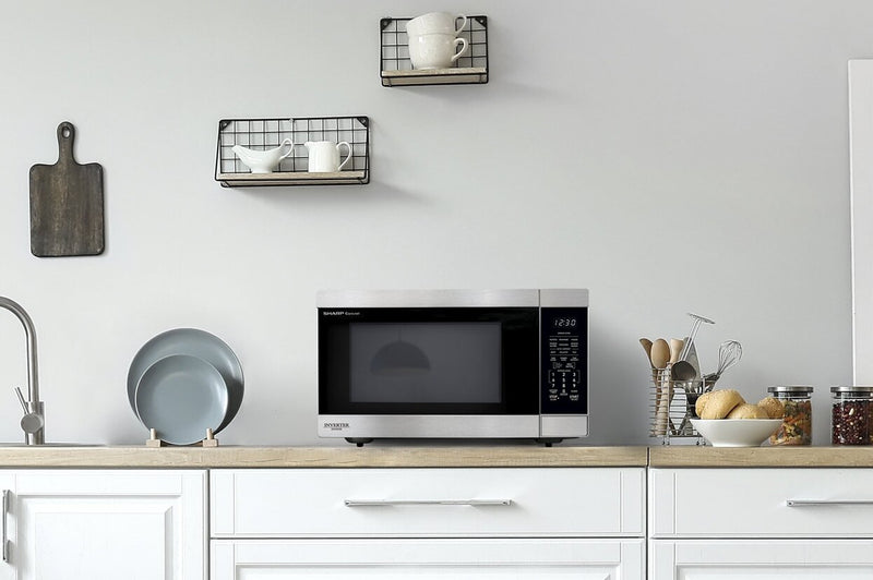Four à micro-ondes de comptoir Sharp de 2,2 pi3 avec plateau tournant CarouselMD et technologie InverterMD - SMC2264KSC