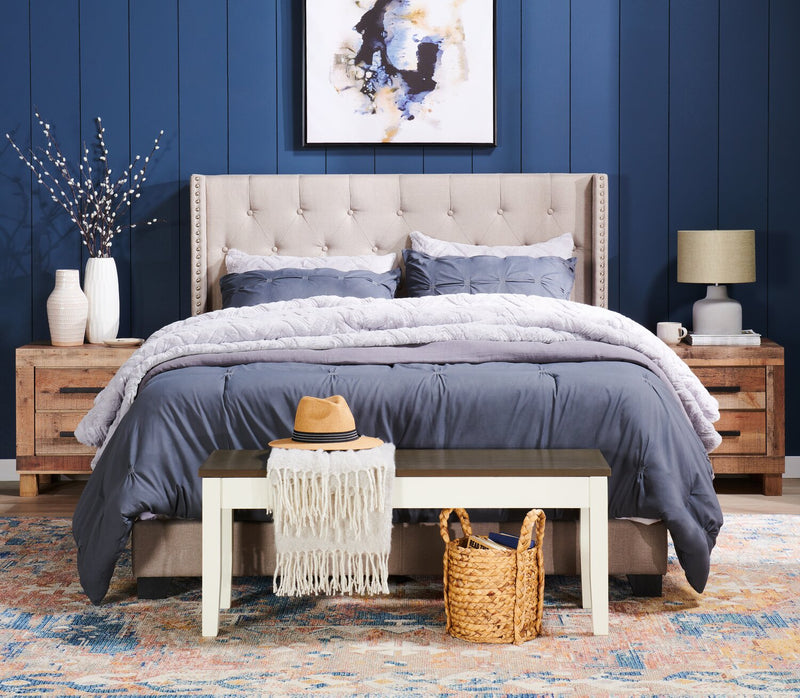 Lit rembourré à oreilles Brady en tissu gris clair avec clous décoratifs et capitonnage à boutons - format très grand lit