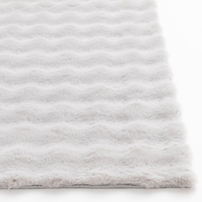 Carpette Bubble en fausse fourrure gris clair avec revers en mousse à mémoire de forme - 7 pi x 10 pi