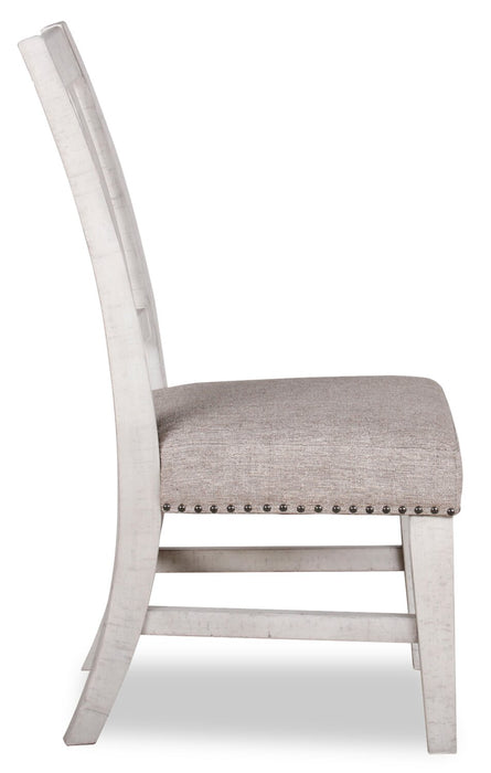 Chaise de salle à manger Willow avec siège coussiné en tissu et bordure de clous décoratifs - blanc rustique