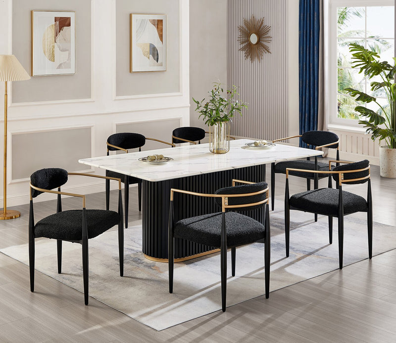 Chaise de salle à manger à accoudoirs Capri de Kort & Co. en métal avec tissu bouclé et touches dorées - noire