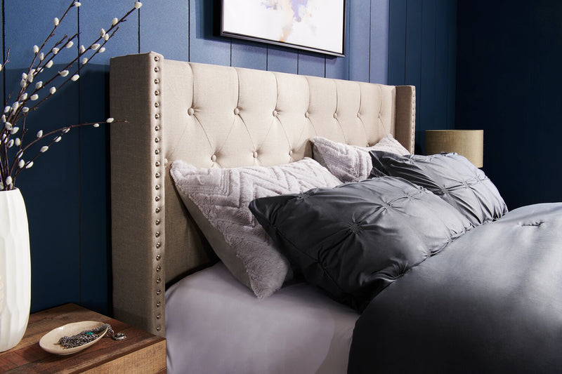 Lit rembourré à oreilles Brady en tissu gris clair avec clous décoratifs et capitonnage à boutons - format très grand lit