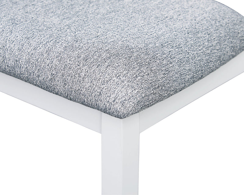 Chaise de salle à manger Bryn avec siège en tissu, dossier à lattes – blanch et gris