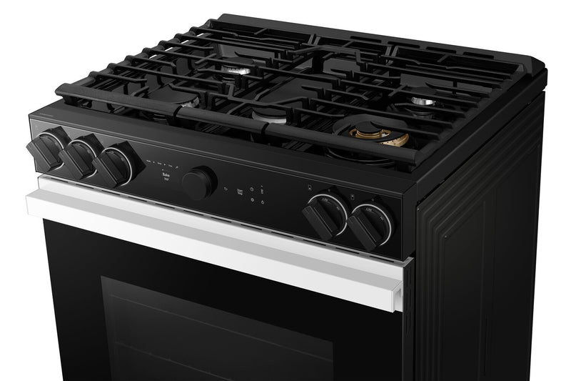 Cuisinière intelligente à gaz encastrée Samsung de 6 pi³ avec caméra de four - verre blanc - NSG6DB870012AA