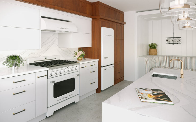 Hotte de cuisinière sous l’armoire Classic Rétro par Unique de 36 po et de 700 pi3/min - blanc guimauve - UGP-36CR RH W