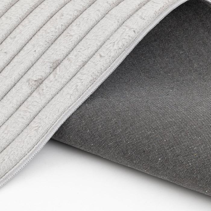 Carpette Channel en fausse fourrure gris clair avec revers en mousse à mémoire de forme - 5 pi x 7 pi