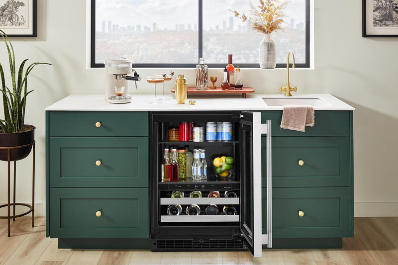 Refroidisseur à boissons KitchenAid de 24 po avec grilles à devant en bois - noir et acier inoxydable - KUBR524SSB 