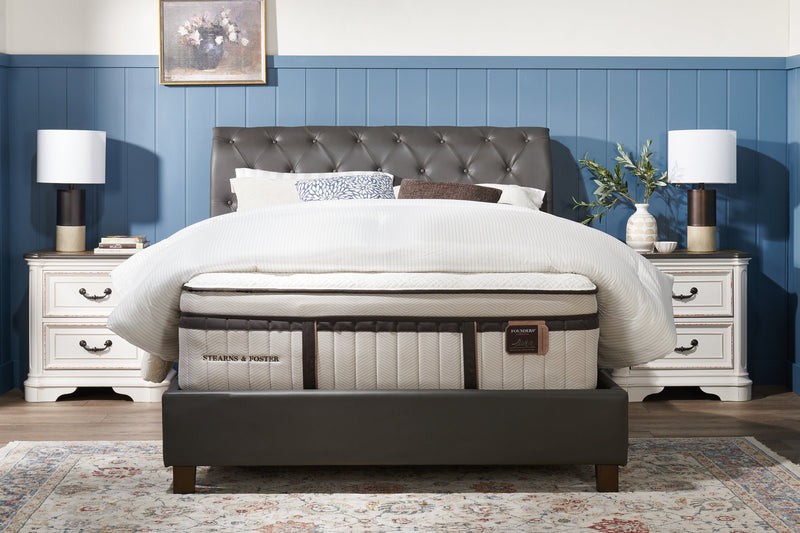 Lit plateforme rembourré Tulsa en tissu de cuir végétalien gris avec capitonnage à boutons - format grand lit