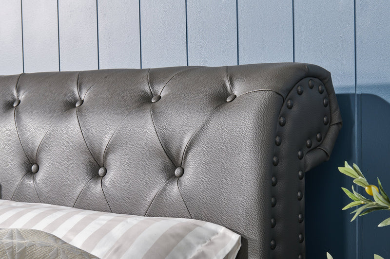 Lit plateforme rembourré Tulsa en tissu de cuir végétalien gris avec capitonnage à boutons - format grand lit