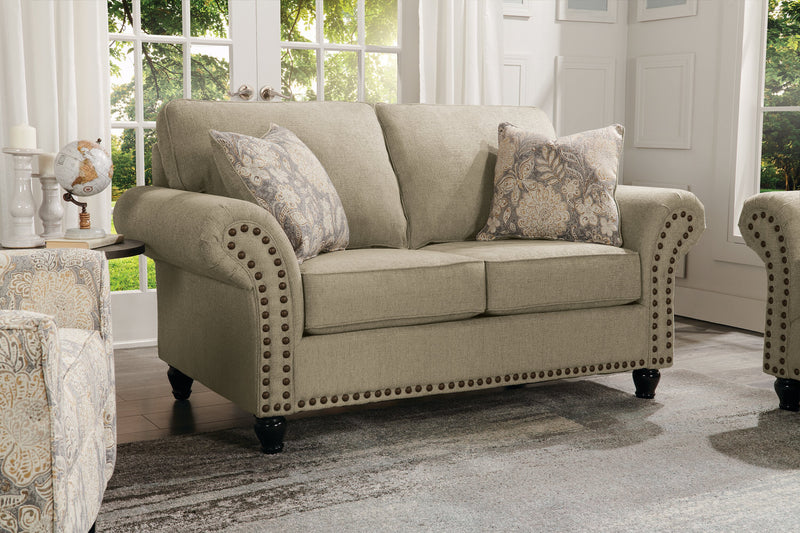Causeuse Wynn de 70 po fabriquée au Canada en tissu de chenille avec bordure de clous décoratifs et pattes en oignon en bois - taupe