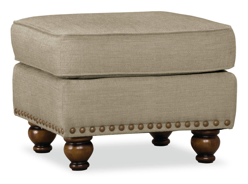 Pouf Wynn de 24 po fabriqué au Canada en tissu de chenille avec bordure de clous décoratifs et pattes en oignon en bois - taupe