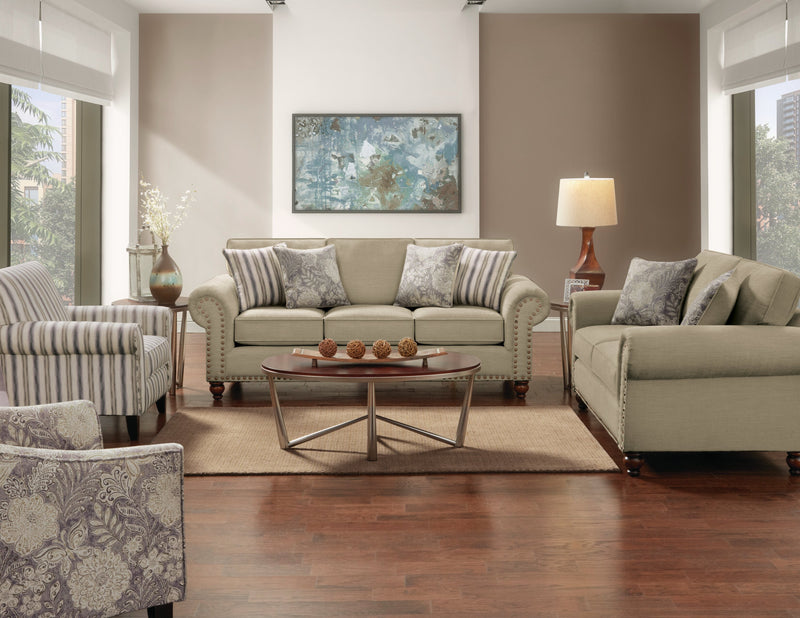 Sofa Wynn de 93 po fabriqué au Canada en tissu de chenille avec bordure de clous décoratifs et pattes en oignon en bois - taupe