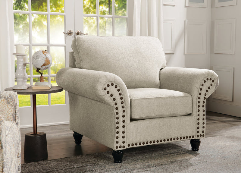 Fauteuil Wynn de 47 po fabriqué au Canada en tissu de chenille avec bordure de clous décoratifs et pattes en oignon en bois - beige lin