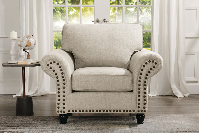 Fauteuil Wynn de 47 po fabriqué au Canada en tissu de chenille avec bordure de clous décoratifs et pattes en oignon en bois - beige lin