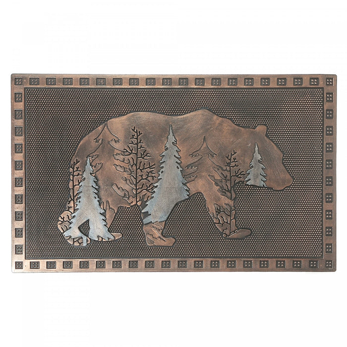 Tapis de plancher orné d’une silhouette d’ours remplie de conifères, en caoutchouc