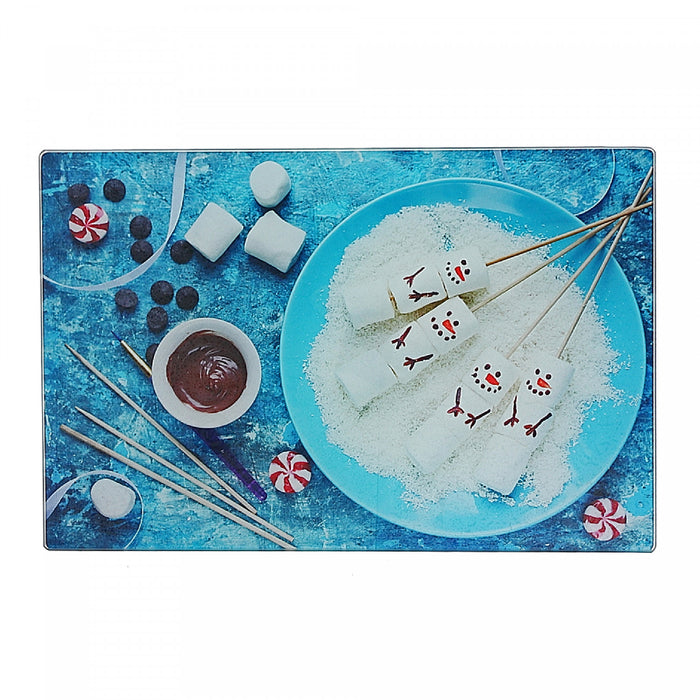 Planche à découper en verre imprimé d’une photo de bonshommes de neige en guimauves - ensemble de 2