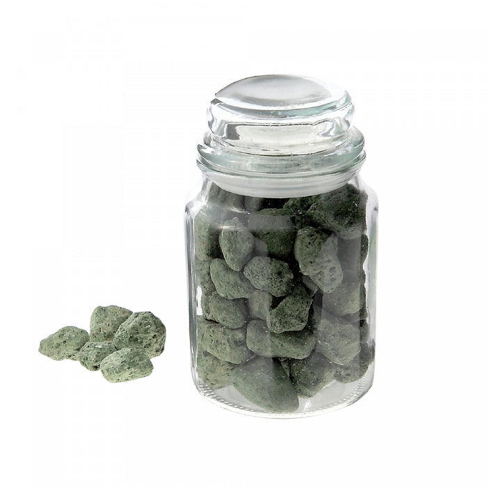 Pierres aromatiques à arôme de pot-pourri de pin forestier dans un pot en verre avec couvercle