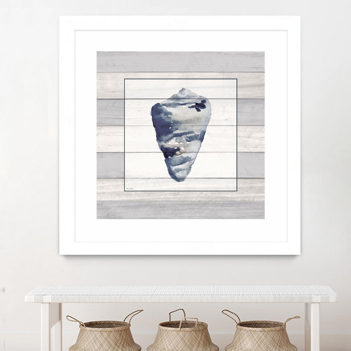 Œuvre d’art murale encadrée blanche et mate « Muted Blue Shell On Wood » 30 x 30