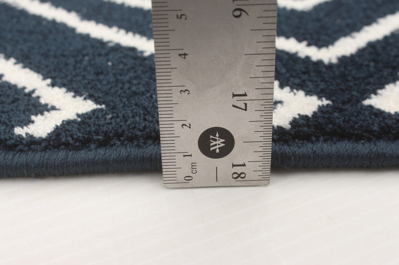 Carpette August bleu marine géodeblanc 6 pi 7 po x 9 pi 6 po