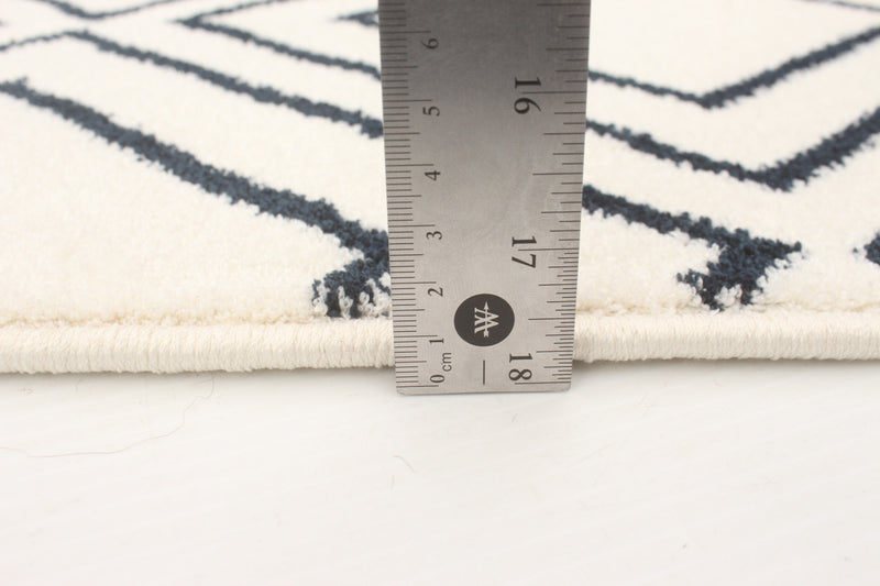 Carpette August blanc géodebleu marine 6 pi 7 po x 9 pi 6 po