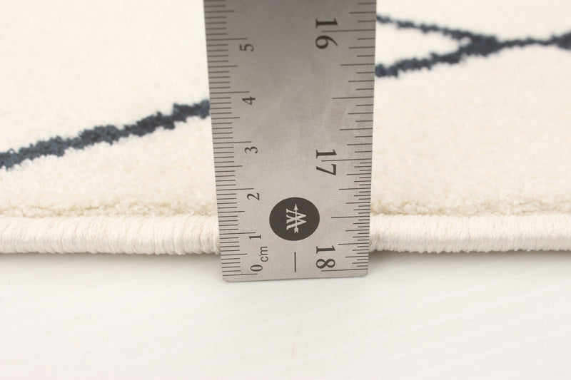 Carpette August blanchebleu marine 6 pi 7 po x 9 pi 6 po