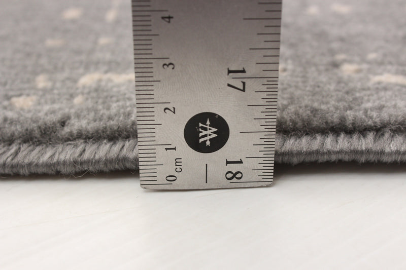 Carpette Ira grise 5 pi 3 po x 7 pi 7 po