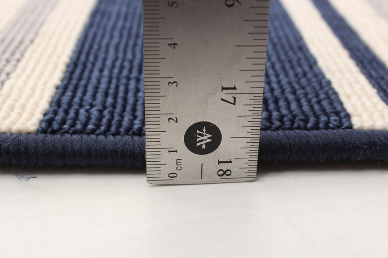 Carpette Talya bleu marine 5 pi 3 po x 7 pi 7 po