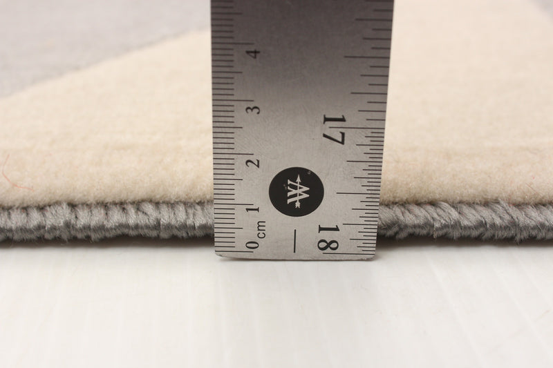 Carpette Nuria grise 5 pi 3 po x 7 pi 7 po