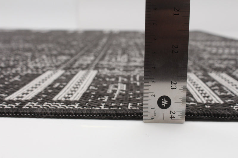 Carpette Joni noire - 4 pi 4 po x 6 pi 5 po