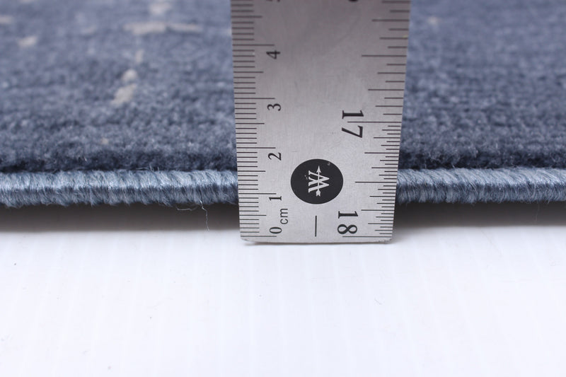 Carpette Ira bleu marine 5 pi 3 po x 7 pi 7 po