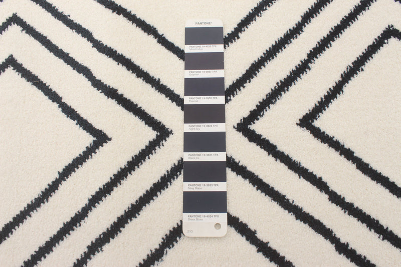 Carpette August blanc géodebleu marine 6 pi 7 po x 9 pi 6 po