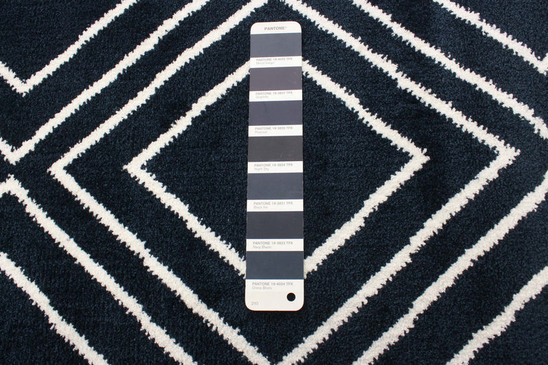 Carpette August bleu marine géodeblanc 7 pi 10 po x 10 pi 2 po