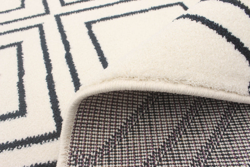 Carpette August blanc géodebleu marine 5 pi 3 po x 7 pi 3 po