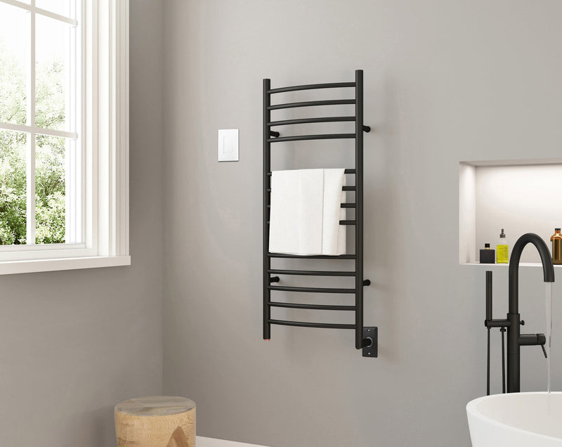 Porte-serviettes chauffant Svelte d'Acona à 13 barres avec minuterie par Wi-Fi - noir mat