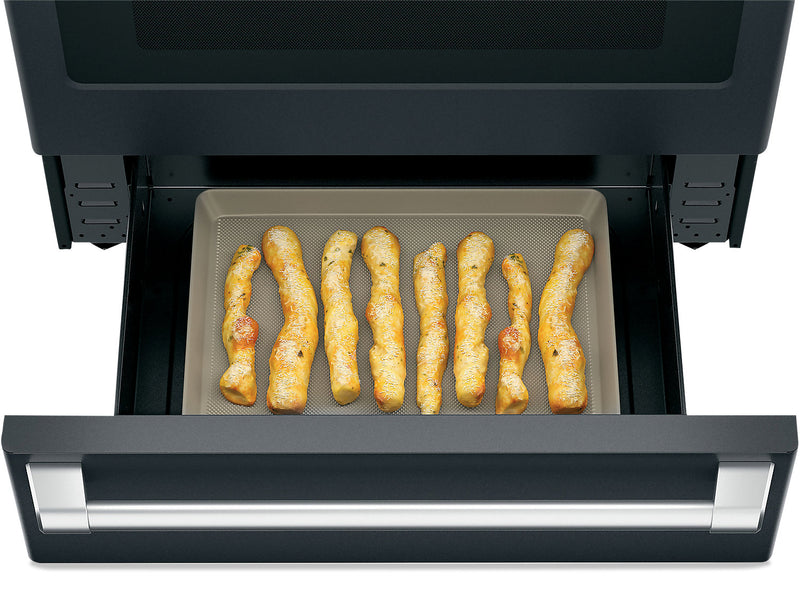 Cuisinière intelligente électrique Café de 5,7 pi³ avec convection européenne véritable - noir mat - CCES700P3MD1